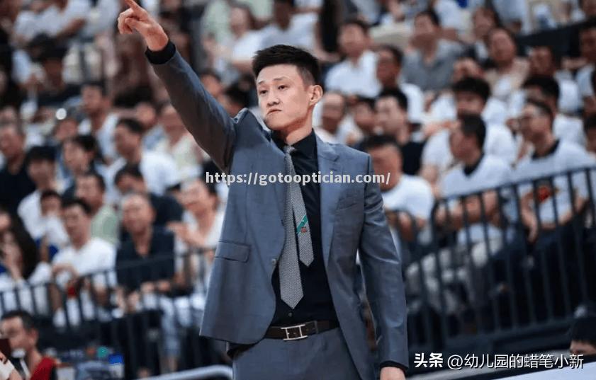 福建男篮在比赛中展现实力，夺得胜利